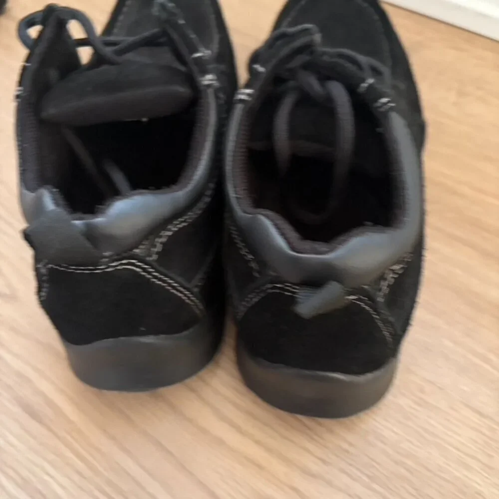 ** Men's Wrangler Black Suede Chukka lightweight boots size 9